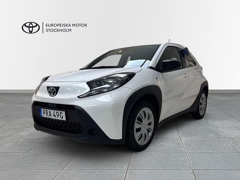 Vit Begagnad 2024 Toyota Aygo X Play SUV | 189 900 kr (Marknadspris) - Bild 1/4