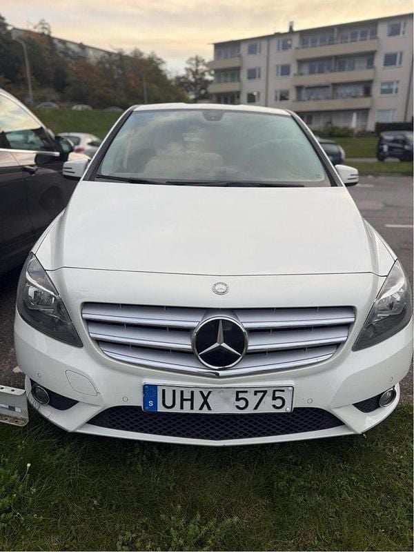 Vit Begagnad 2013 Mercedes B180 Minibuss | 110 000 kr (Marknadspris) - Bild 1/3