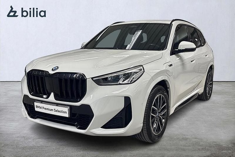 Vit Begagnad 2023 BMW X1 M Sport SUV | 439 900 kr (Superpris) - Bild 1/4