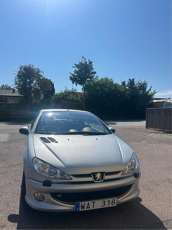 Grå Begagnad 2004 Peugeot 206 CC Cab | 19 500 kr (Bra pris) - Bild 1/4