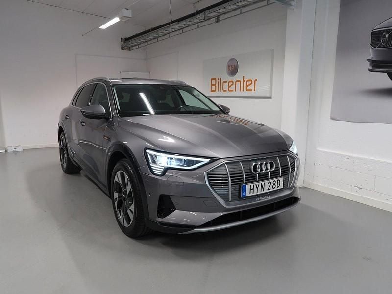 Grå Begagnad 2021 Audi e-tron Premium SUV | 379 900 kr (Dyr) - Bild 1/3