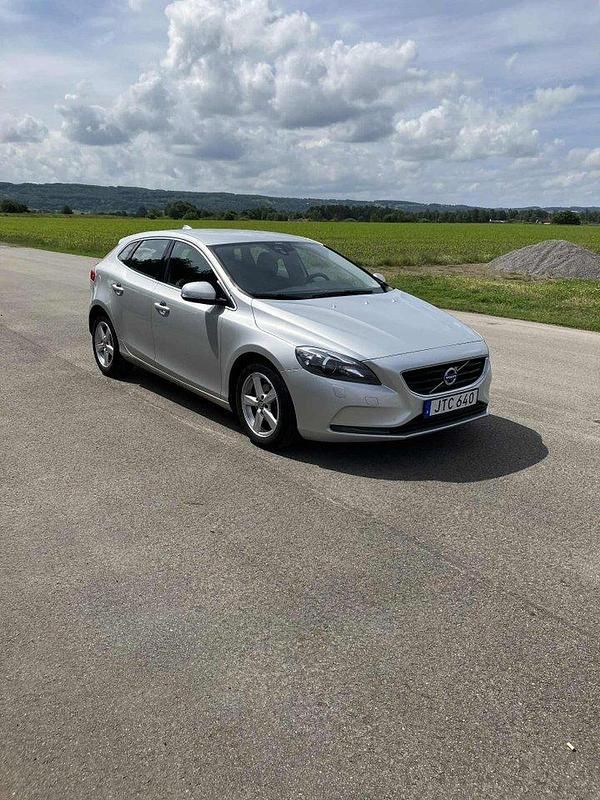 Grå Begagnad 2013 Volvo V40 Momentum Kombi | 75 000 kr (Marknadspris) - Bild 1/4