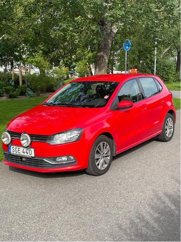 Röd Begagnad 2015 VW Polo Halvkombi | 85 000 kr (Marknadspris) - Bild 1/4