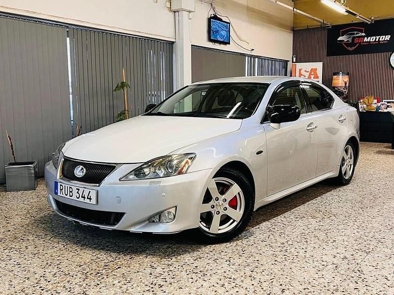Silver Begagnad 2006 Lexus IS250 Sedan | 57 900 kr (Marknadspris) - Bild 1/4
