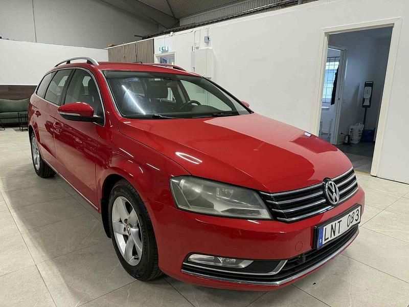 Röd Begagnad 2010 VW Passat Kombi | 59 900 kr (Marknadspris) - Bild 1/4