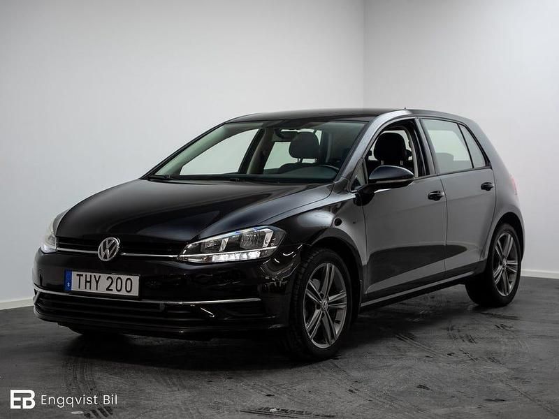 Svart Begagnad 2017 VW Golf VII Halvkombi | 199 800 kr (Lite dyr) - Bild 1/4