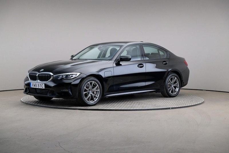 Svart Begagnad 2021 BMW 330e Sport Line Sedan | 279 000 kr (Marknadspris) - Bild 1/4