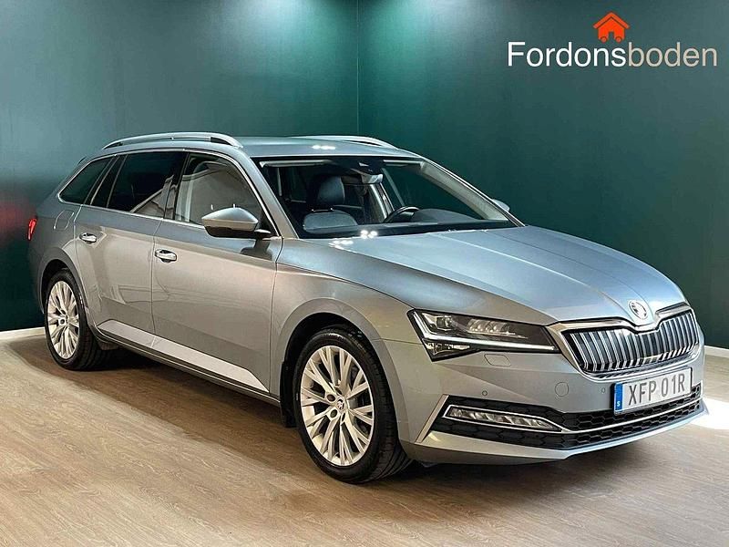 Grå Begagnad 2020 Skoda Superb Style Kombi | 234 800 kr (Marknadspris) - Bild 1/4