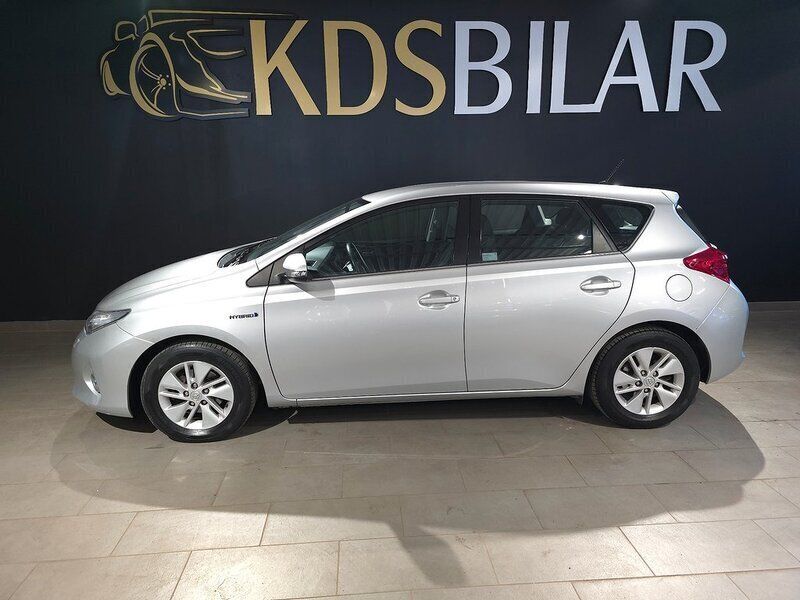 Silver Begagnad 2013 Toyota Auris Hybrid Active Halvkombi | 135 000 kr (Lite dyr) - Bild 1/4