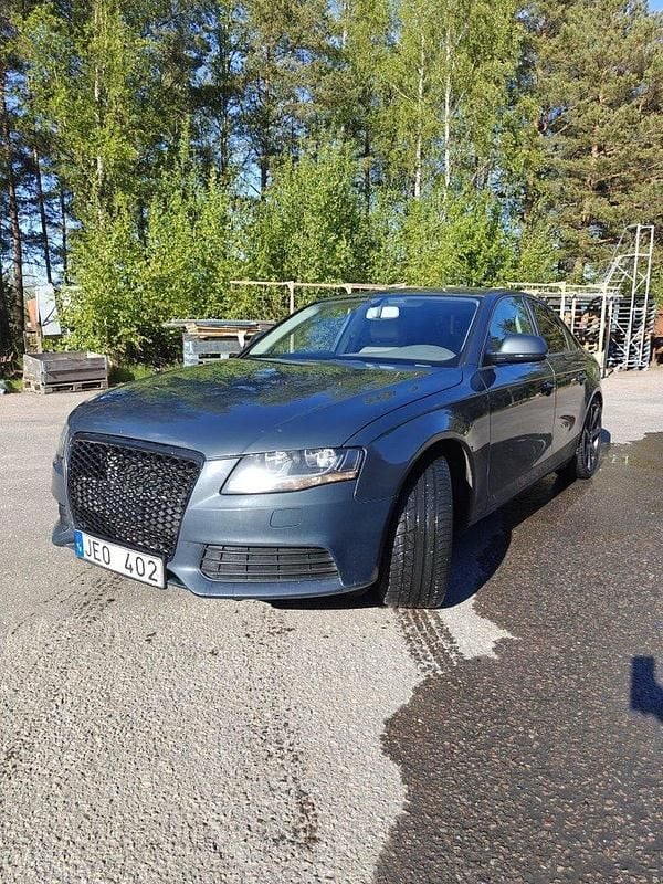 Grå Begagnad 2009 Audi A4 Sedan | 40 000 kr (Superpris) - Bild 1/4