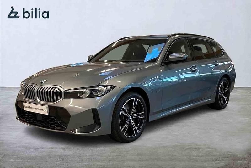Grå Begagnad 2025 BMW 330e Comfort Edition Kombi | 509 000 kr - Bild 1/1