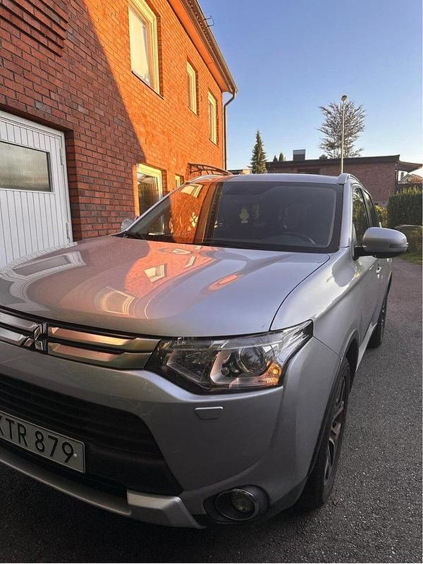 Silver Begagnad 2015 Mitsubishi Outlander SUV | 145 000 kr (Marknadspris) - Bild 1/4