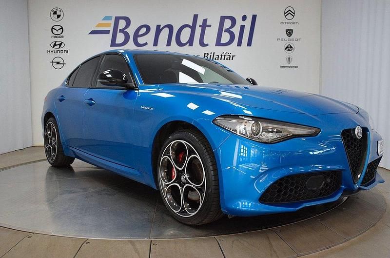 Blå Begagnad 2022 Alfa Romeo Giulia Veloce Sedan | 414 500 kr (Dyr) - Bild 1/4