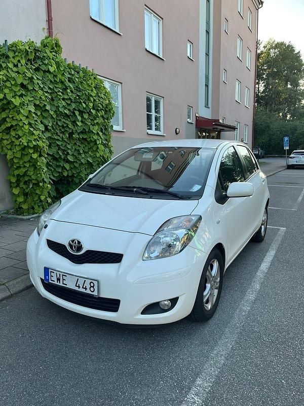 Begagnad 2010 Toyota Yaris Halvkombi | 46 000 kr (Marknadspris) - Bild 1/4