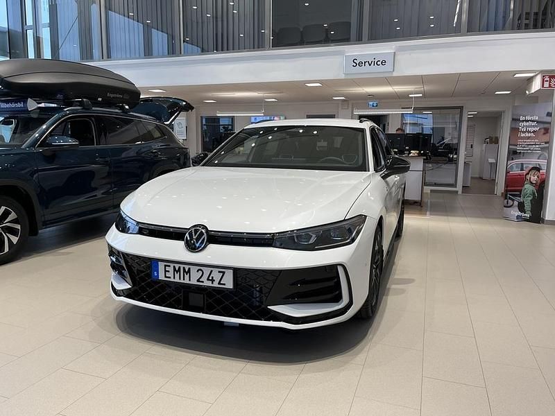 Vit Ny 2026 VW Passat | 568 700 kr (Lite dyr) - Bild 1/4