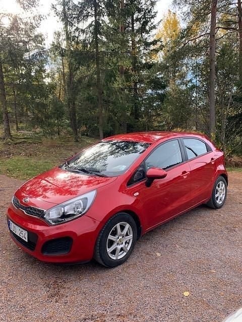 Röd Begagnad 2012 Kia Rio Halvkombi | 62 000 kr (Marknadspris) - Bild 1/4