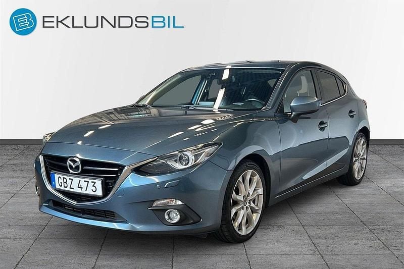 Blå Begagnad 2015 Mazda 3 Inclusive Halvkombi | 109 900 kr (Marknadspris) - Bild 1/4