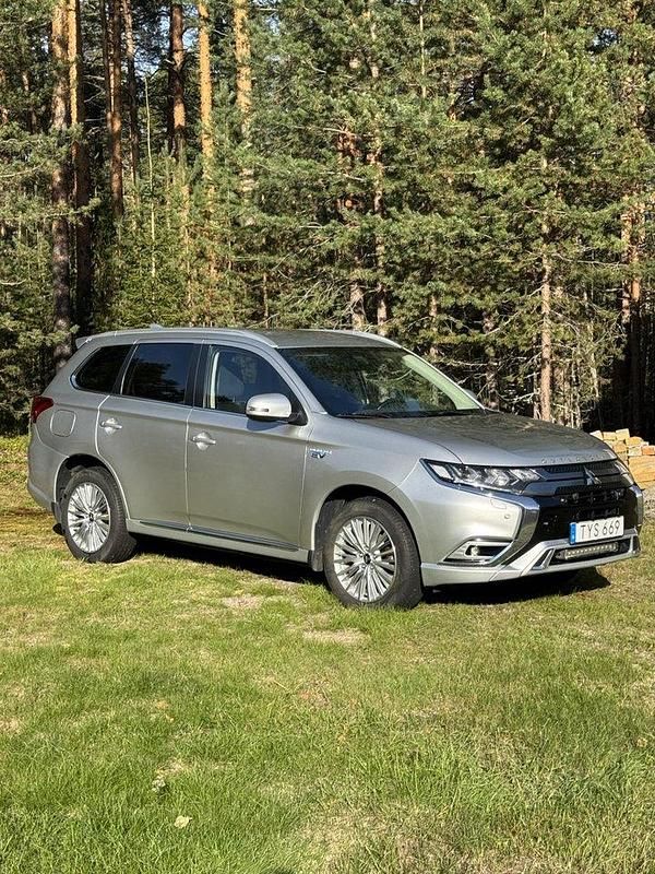 Silver Begagnad 2019 Mitsubishi Outlander P-HEV Comfort Edition SUV | 179 000 kr (Marknadspris) - Bild 1/4