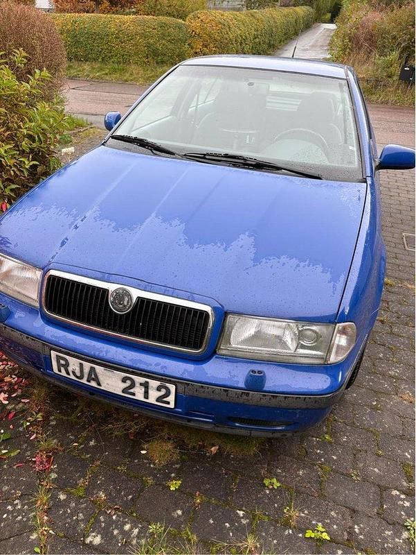 Blå Begagnad 2000 Skoda Octavia Halvkombi | 23 500 kr (Dyr) - Bild 1/4
