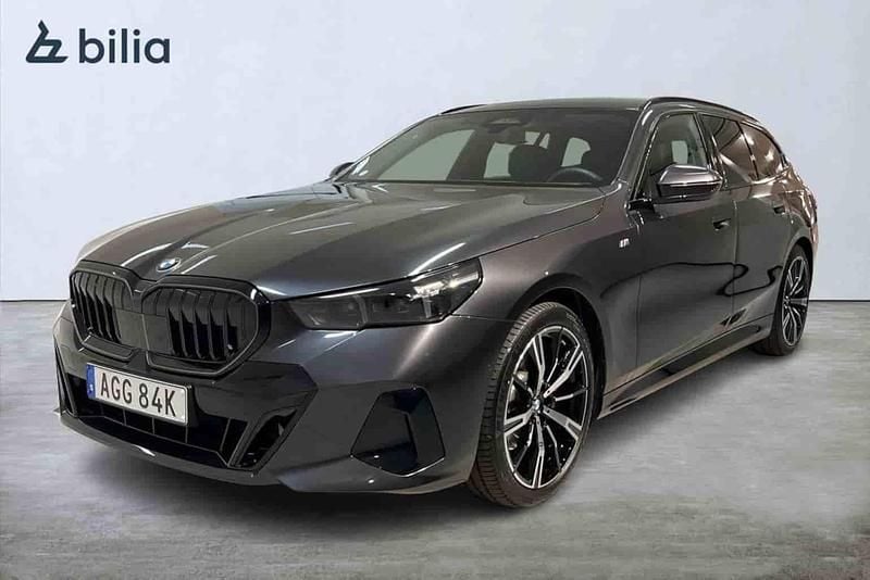 Grå Begagnad 2025 BMW 520 Kombi | 614 900 kr - Bild 1/1