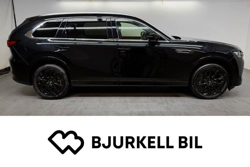 Svart (jet black mica) Ny 2024 Mazda CX-80 Homura-Line SUV | 665 000 kr (Marknadspris) - Bild 1/4