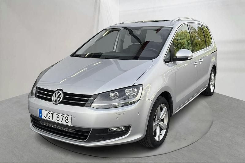 Silver Begagnad 2014 VW Sharan Minibuss | 128 000 kr (Marknadspris) - Bild 1/4