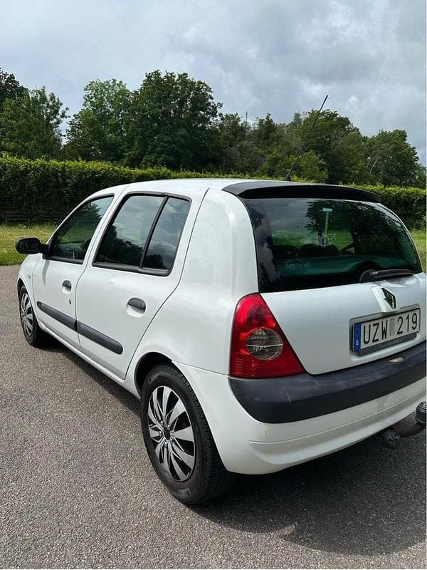 Vit Begagnad 2004 Renault Clio II Expression Halvkombi | 29 500 kr (Marknadspris) - Bild 1/4
