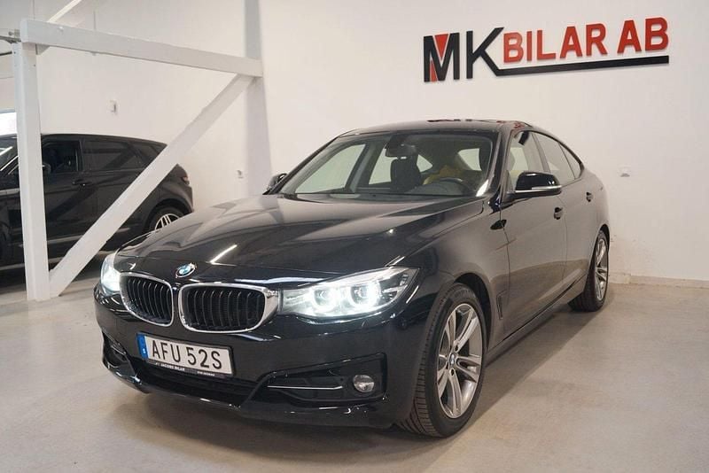 Svart Begagnad 2019 BMW 320 Gran Turismo Sport Line Halvkombi | 259 900 kr (Marknadspris) - Bild 1/4
