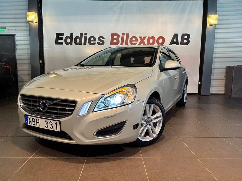 Vit Begagnad 2012 Volvo V60 Summum Kombi | 109 900 kr (Marknadspris) - Bild 1/4