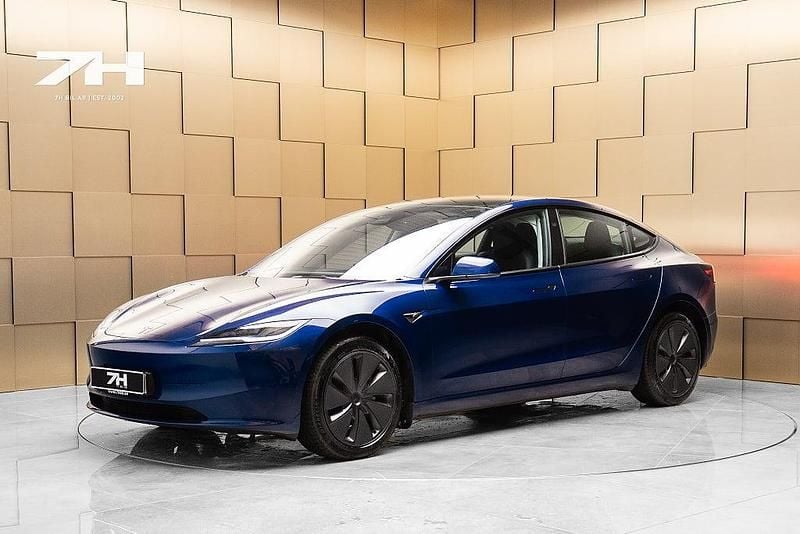 Blå Begagnad 2024 Tesla Model 3 Standard Range Sedan | 419 900 kr (Dyr) - Bild 1/4