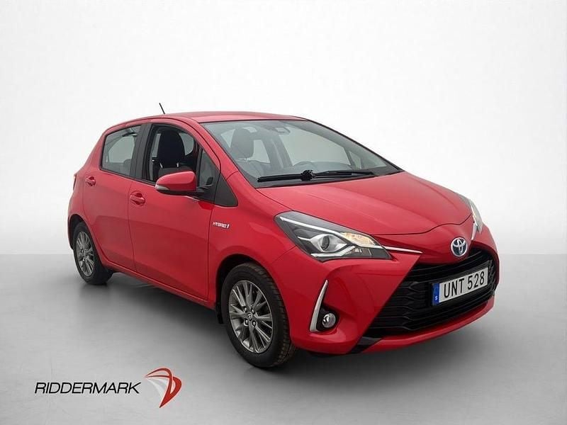 Begagnad Toyota Yaris Hybrid 101 HK (74 kW) 2018 Röd Halvkombi