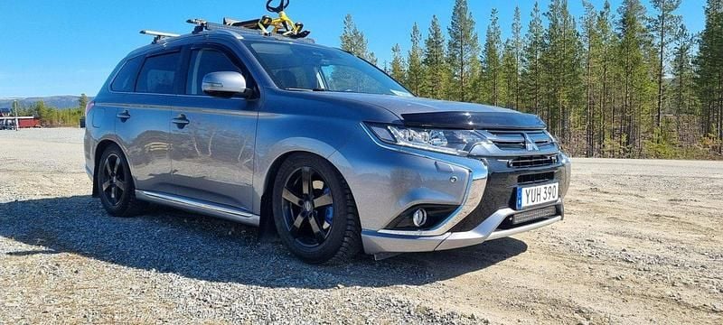Grå Begagnad 2018 Mitsubishi Outlander P-HEV SUV | 200 000 kr (Marknadspris) - Bild 1/4