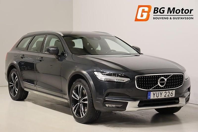Grå Begagnad 2018 Volvo V90 CC Momentum Kombi | 309 600 kr (Marknadspris) - Bild 1/3