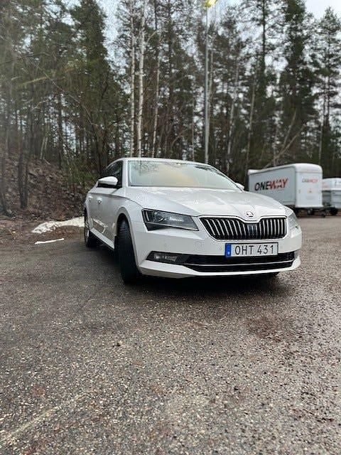 20914 Begagnad 2017 Skoda Superb Halvkombi | 145 000 kr (Bra pris) - Bild 1/2