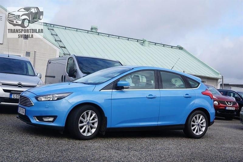 Blå Begagnad 2016 Ford Focus Titanium Halvkombi | 69 000 kr (Marknadspris) - Bild 1/4