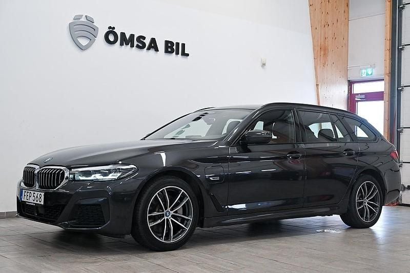 Grå Begagnad 2022 BMW 530e M Sport Kombi | 339 800 kr (Bra pris) - Bild 1/4