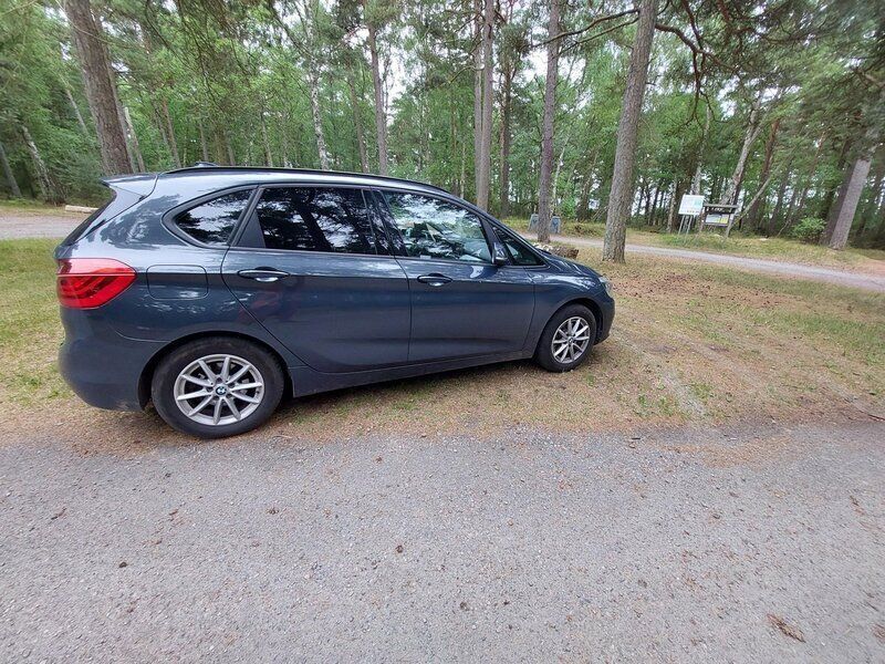 Grå Begagnad 2017 BMW 218 Active Tourer Advantage Minibuss | 115 000 kr (Marknadspris) - Bild 1/4