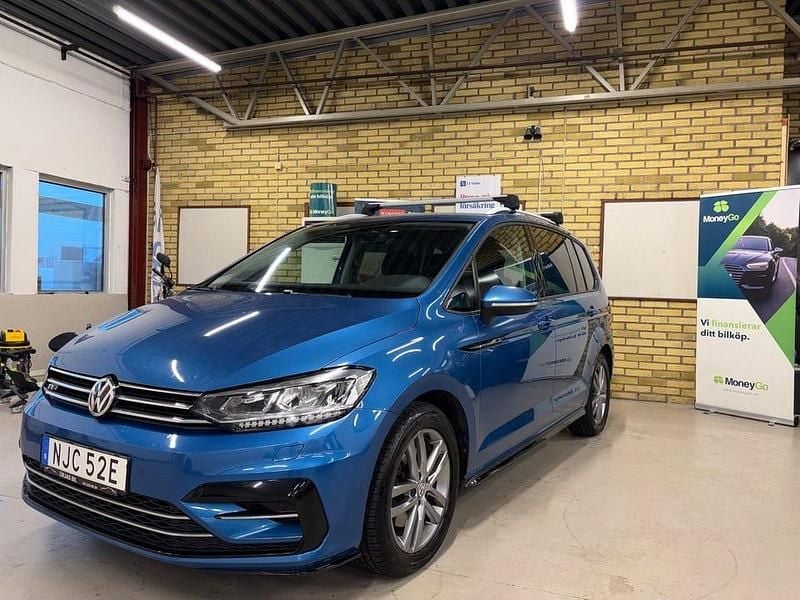 Blå Begagnad 2020 VW Touran R-line Minibuss | 209 900 kr (Bra pris) - Bild 1/4