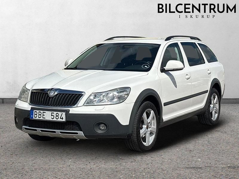 Vit Begagnad 2011 Skoda Octavia Scout Kombi | 59 900 kr (Marknadspris) - Bild 1/4