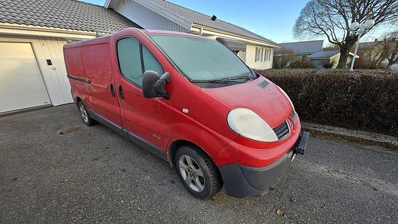 Röd Begagnad 2012 Renault Trafic Van | 39 000 kr (Bra pris) - Bild 1/4