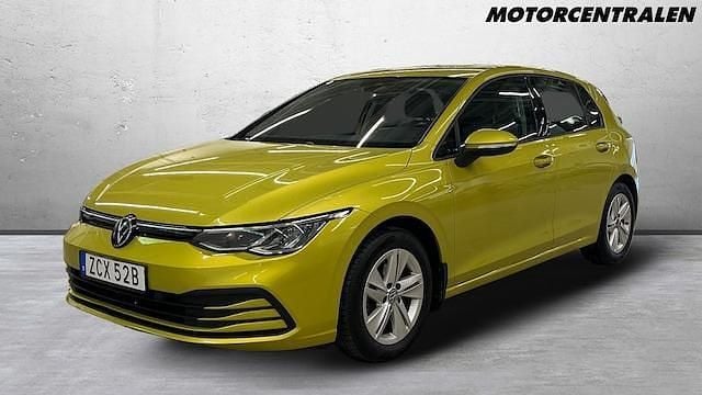 Gul Begagnad 2021 VW Golf VIII Life Halvkombi | 239 000 kr (Marknadspris) - Bild 1/2