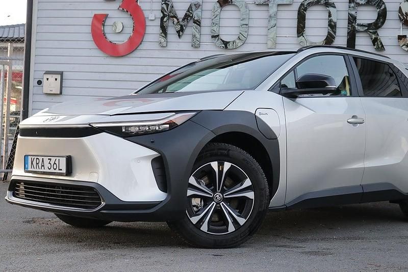 Begagnad Toyota bZ4X 164 kW (224 HK) 2024 Grå SUV
