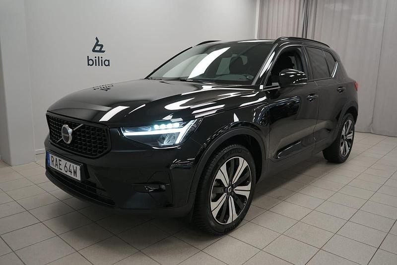 Svart Begagnad 2022 Volvo XC40 Plus SUV | 409 900 kr (Lite dyr) - Bild 1/4