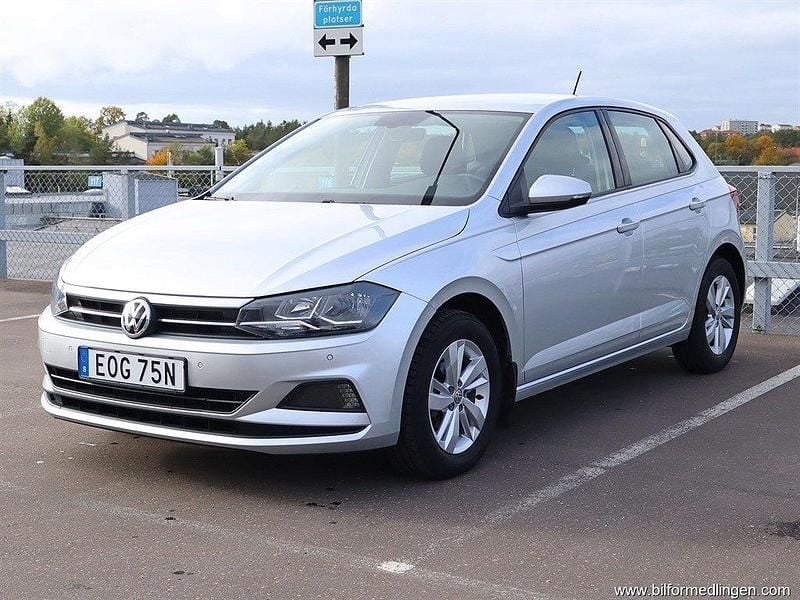 Silver samma som bilen Begagnad 2019 VW Polo Comfortline Halvkombi | 174 900 kr (Lite dyr) - Bild 1/4