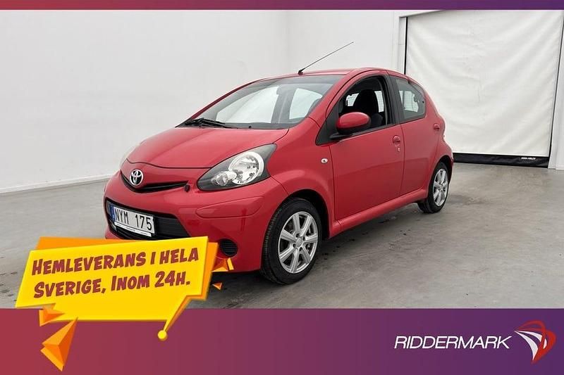Röd Begagnad 2013 Toyota Aygo Halvkombi | 84 800 kr (Marknadspris) - Bild 1/3