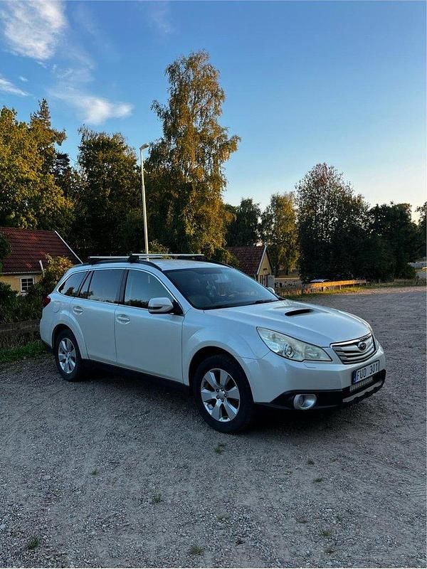 Vit Begagnad 2011 Subaru Outback SUV | 60 000 kr (Marknadspris) - Bild 1/4