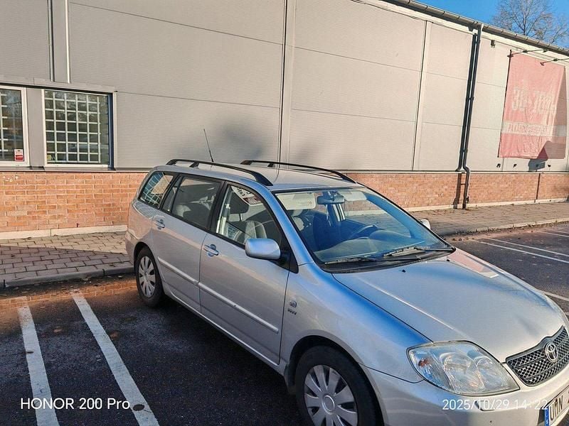 Silver Begagnad 2003 Toyota Corolla Kombi | 21 000 kr (Bra pris) - Bild 1/4