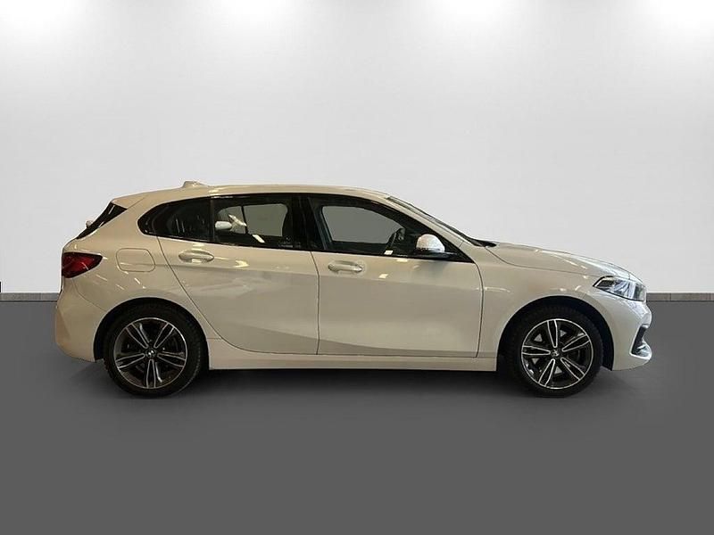 Begagnad BMW 118 Sport Line 136 HK (100 kW) 2021 Vit Halvkombi