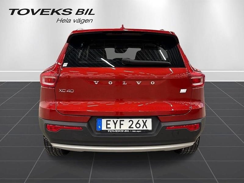 Begagnad Volvo XC40 Momentum 129 HK (94 kW) 2022 Röd SUV