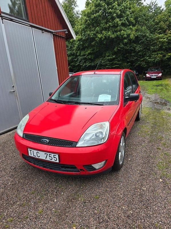 Röd Begagnad 2002 Ford Fiesta Halvkombi | 18 000 kr (Bra pris) - Bild 1/4